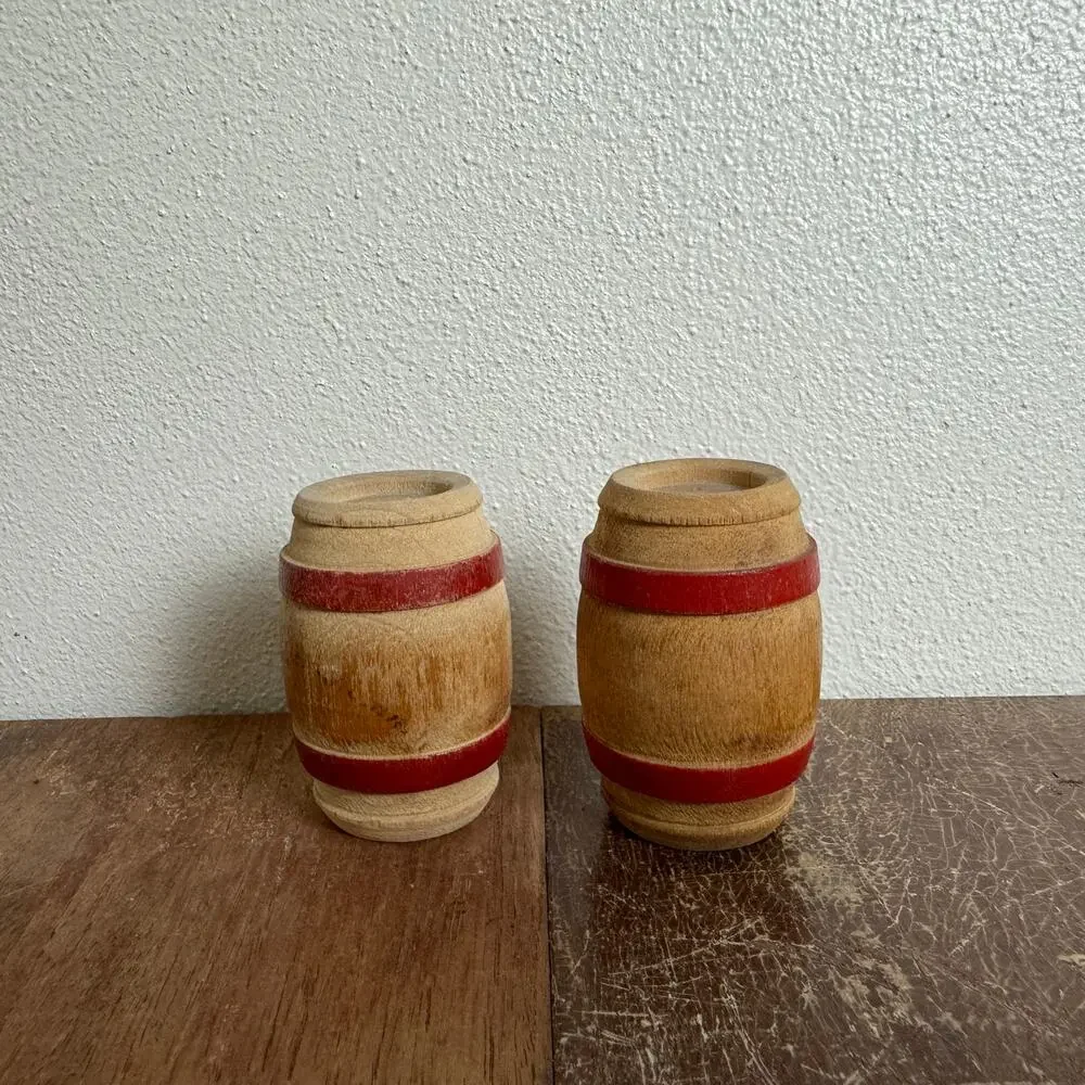 Vintage Wood Red Accent Barrel Salt‎ and pepper Shakers
